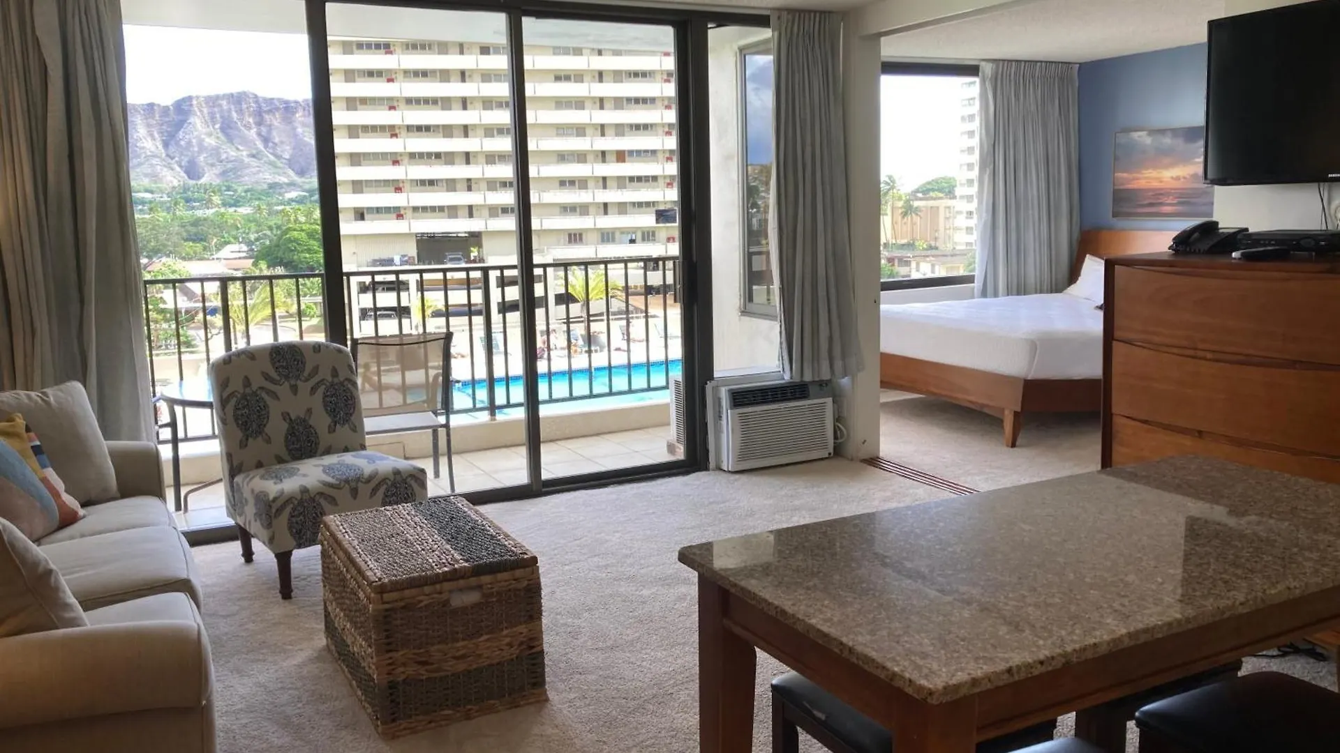 Apartment Sunny Waikiki Escape Just Steps To Beach, Views, & Full Kitchen Comfort Honolulu