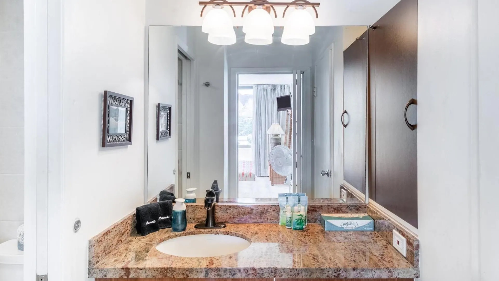 Sunny Waikiki Escape Just Steps To Beach, Views, & Full Kitchen Comfort Honolulu United States