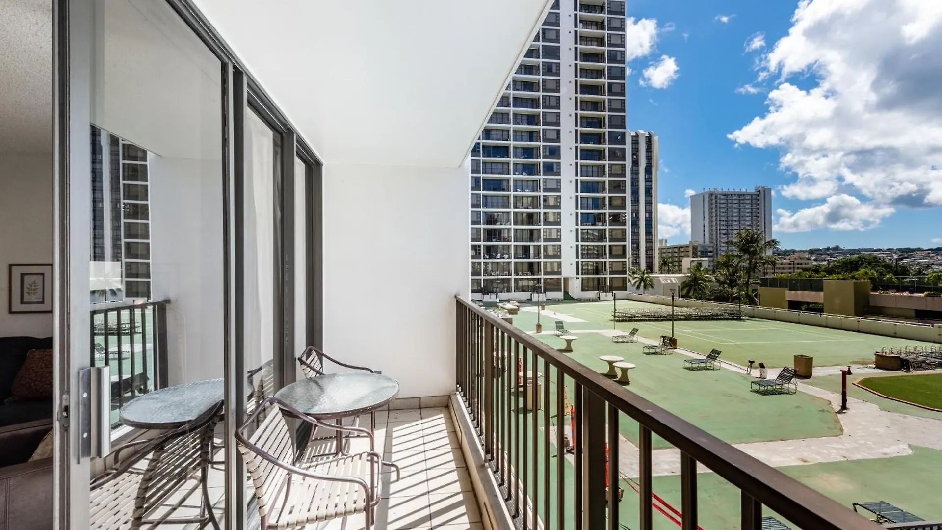 Apartment Sunny Waikiki Escape Just Steps To Beach, Views, & Full Kitchen Comfort Honolulu